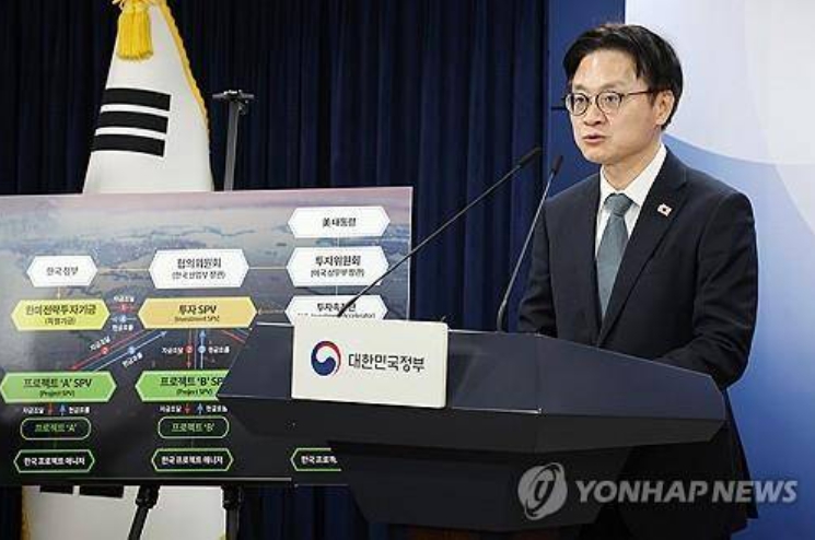 '터프한 협상가'로 극찬을 받은 김정관 산업통산부 장관이 폴리뉴스와 상생과통일포럼에 기조발제 한다. 사진은 김정관 산업통상부 장관이 14일 서울 종로구 정부서울청사에서 한미 관세협상 팩트시트 및 MOU 관련 브리핑을 하고 있다. [사진=연합뉴스]