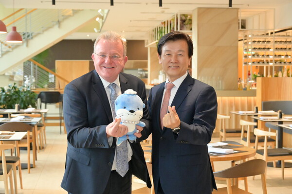 진주시, 호주시장 진출 지원체계 강화 - '브루스 빌슨' 호주 중소기업·가족기업 옴부즈맨 등 만남 (제공=진주시)