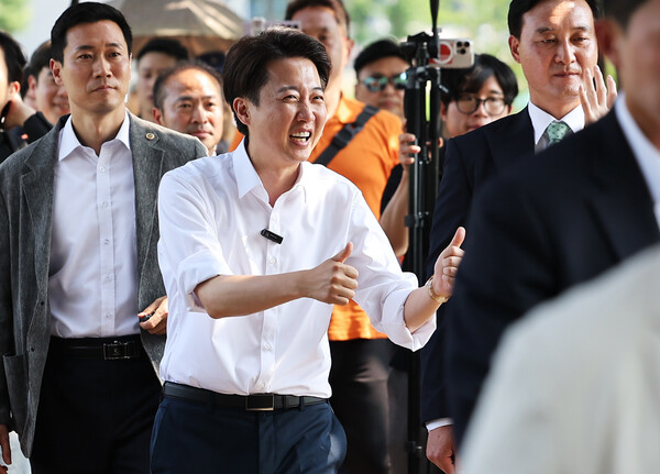 지난 6월 1일 당시 개혁신당 이준석 대선 후보가 경기도 화성시 동탄호수공원에서 시민들에게 인사하고 있다. [사진=연합뉴스]