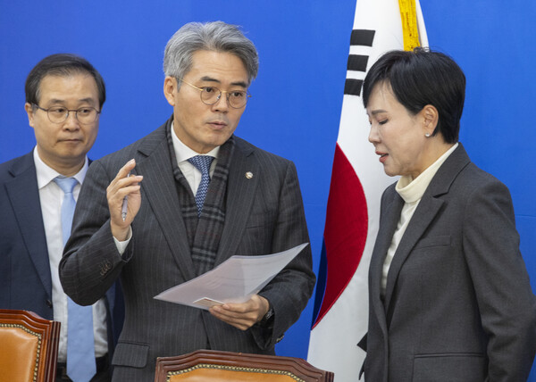 더불어민주당 사법불신 극복·사법행정 정상화 TF 전현희 위원장(오른쪽)과 김기표 간사가 지난 10일 국회에서 열린 TF 두 번째 전체 회의에 앞서 대화하고 있다. [사진=연합뉴스]