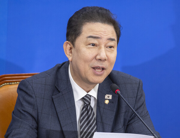  더불어민주당 김병기 원내대표와 원내지도부들이 20일 국회에서 열린 정책조정회의에서 발언하고 있다.[사진=연합뉴스]