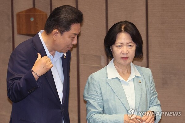 김병기 원내대표와 추미애 법제사법위원장이 국회 본회의에서 대화하고 있다 [사진=연합뉴스]