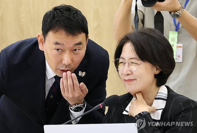 국회 법제사법위원회 더불어민주당 간사인 김용민 의원 등 법사위 범여권 법사위원들이 항명 검사장 18명을 경찰에 고발해 파장이 일고 있다. 사진은 지난 10월17일 헌법재판소 법사위 국감장애서 추미애 법사위원장과 민주당 법사위 간사 김용민 의원이 이야기 하고 있다. [사진=연합뉴스]