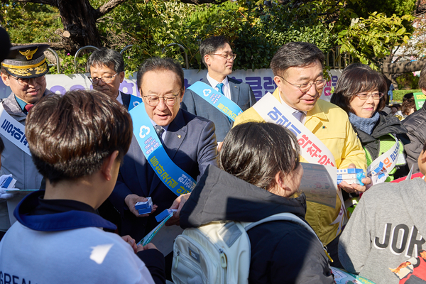 [사진=지난 18일 김인 새마을금고중앙회장(가운데 왼쪽)과 윤호중 행정안전부 장관 및 기타 관계자들이 부산 수영구에 위치한 광남초등학교에서 어린이 등·하굣길 안전 확보를 위해 안전물품과 리플릿 등을 나눠주고 있다.