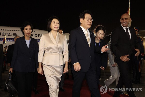 이집트를 공식 방문한 이재명 대통령과 김혜경 여사가 19일(현지시간) 카이로 국제공항에 도착한 공군 1호기에서 내려 이동하고 있다 [사진=연합뉴스]