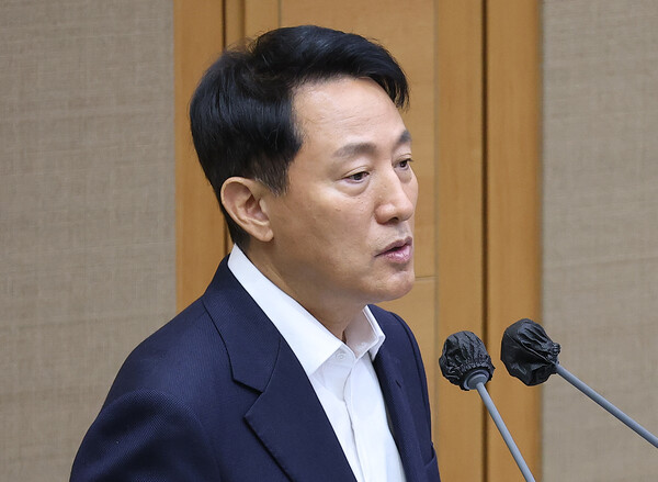 오세훈 서울시장이 20일 서울 중구 서울시의회에서 열린 제333회 정례회 제3차 본회의에서 더불어민주당 이영실 시의원의 한강버스 관련 질문에 답하고 있다. [사진=연합뉴스]