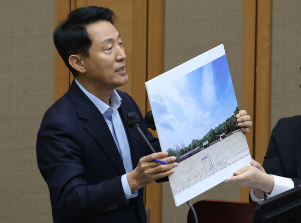 = 오세훈 서울시장이 18일 서울 중구 서울시의회에서 열린 제333회 정례회 시정질문에 참석, 세운4구역 재개발과 관련된 자료를 들고 질의에 답하고 있다. [사진=연합뉴스]