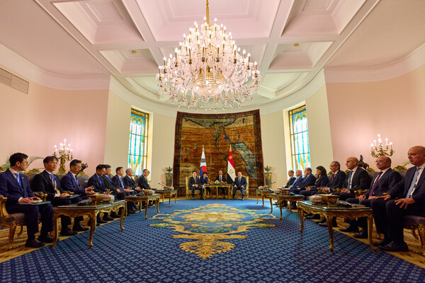 이재명 대통령이 20일(현지시간) 이집트 카이로 대통령궁에서 압델 파타 알시시 이집트 대통령과 한-이집트 확대회담을 하고 있다. [사진=연합뉴스]