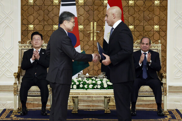 이재명 대통령과 압델 파타 알시시 이집트 대통령이 20일(현지 시간) 카이로 대통령궁에서 열린 한-이집트 교육 분야 협력에 관한 양해각서 체결식에서 박수를 치고 있다. 왼쪽부터 이재명 대통령, 조현 외교부 장관, 무함마드 압델 라티프 이집트 교육·기술교육부 장관, 압델 파타 알시시 이집트 대통령. [사진=연합뉴스]