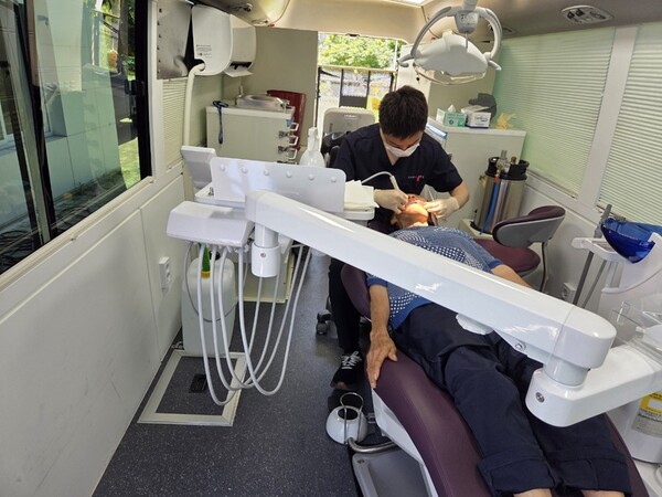▲'찾아가는 치과 이동 진료' 버스 내에서 진료 장면(사진제공=신안군)