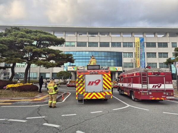 진도군은 지난 18일에 진도소방서와 함께 '2025 진도군청 합동소방훈련'을 진행했다. [사진제공 = 진도군]