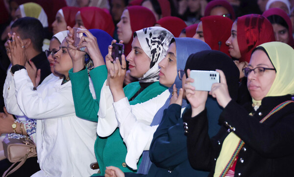 20일(현지시간) 카이로대학에서 학생들이 '함께 여는 빛나는 미래'를 주제로 한 이재명 대통령의 강연을 들으며 촬영하고 있다. [사진=연합뉴스]