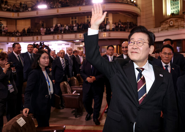 이집트를 공식 방문 중인 이재명 대통령이 20일(현지시간) 카이로대학에서 '함께 여는 빛나는 미래'를 주제로 연설을 마친 후 참석 학생들을 향해 인사하고 있다. [사진=연합뉴스]