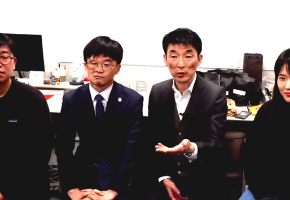 김용현 전 국방부 장관의 변호인인 이하상 변호사가 이진관 부장판사를 저격했다. 사진은 지난 19일 유튜브 방송 중인 이하상 변호사(왼쪽에서 세 번째)의 모습.  왼쪽 옆은 권우현 변호사. [사진=유튜브 채널 '진격의 변호사들' 캡쳐]