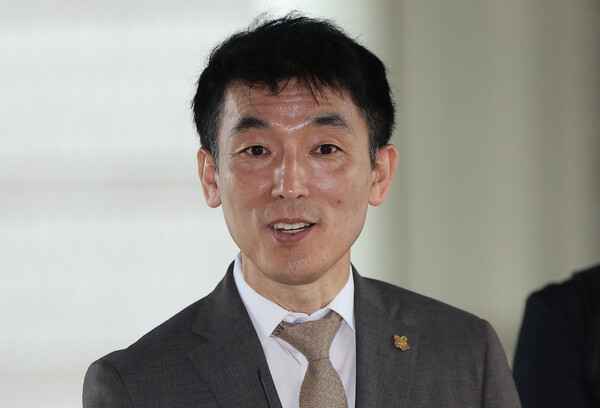 김용현 전 국방부장관에 대한 구속영장 심문이 진행된  지난 6월 25일 서초구 서울중앙지방법원에서 김 전 장관의 변호인인 이하상 변호사가 취재진에게 입장을 밝히고 있다. [사진=연합뉴스]