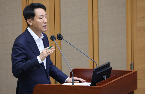 한강버스 관련 시정질문에 답하는 오세훈 서울시장.  오세훈 서울시장이 20일 서울 중구 서울시의회에서 열린 제333회 정례회 제3차 본회의에서 더불어민주당 이영실 시의원의 한강버스 관련 질문에 답하고 있다. [사진=연합뉴스]