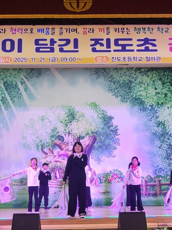 영화 영웅ost '단지동맹'에 맞춰 태극기 퍼포먼스를 하고있다.