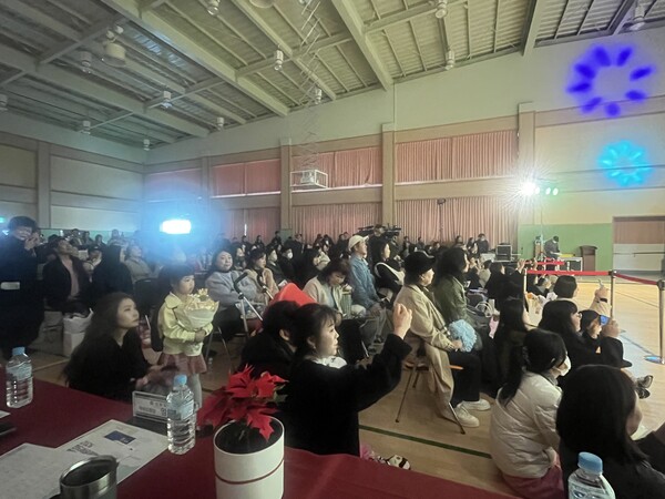 꿈틀예술제 행사장에는 많은 학부모들이 참석해 공연을 휴대전화로 촬영하며 아이들을 응원하도있다.