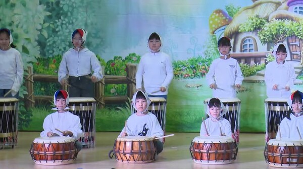 진도초 학생들이 난타공연을 하고있다.