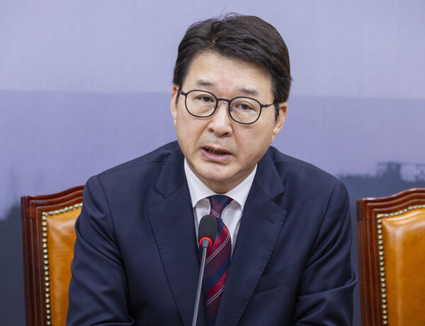 신동욱 국민의힘 수석 최고위원은 21일 라디오 인터뷰에서 12·3 비상계엄 1년을 앞두고 당 지도부가 윤석열 전 대통령과 절연 등 메시지를 내야 한다는 당내 요구에 대해 "대체로 그런 취지의 방향으로 가는 것이 맞겠다"고 말했다. [사진=연합뉴스]