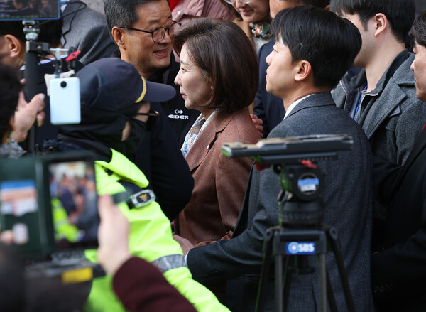 국민의힘 나경원 의원이 20일 서울 양천구 서울남부지방법원에서 열린 '국회 패스트트랙 충돌' 1심 선고 공판을 마친 후 나서고 있다. [사진=연합뉴스]