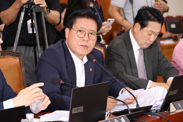 송석준 국민의힘 의원은 21일 라디오 인터뷰에서 극우 세력과의 연대에 대해 "모든 우파와 연대는 필요하다고 본다"며 다만 "중도층과 여당에 실망한 세력을 끌어안기 위해선 당이 강성 목소리에 끌려 다니는 모습을 보이기보단 스스로 과거의 잘못을 선언해야 한다"고 말했다. [사진=연합뉴스]