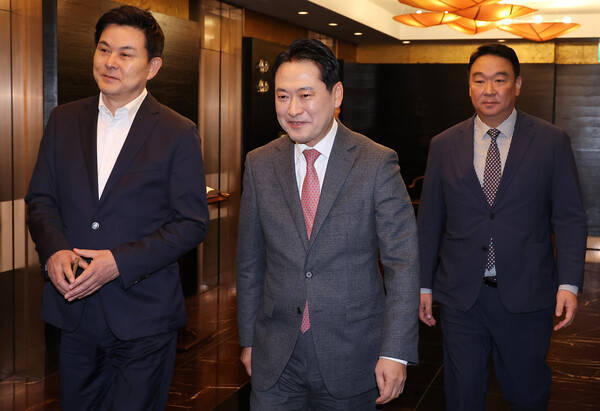 국민의힘 장동혁 당 대표가 지난 19일 중진의원들과의 모임을 위해 서울 여의도에 있는 한 식당으로 들어가고 있다. 왼쪽은 김태호, 오른쪽은 정희용 의원. [사진=연합뉴스]