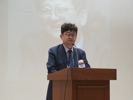 폴리뉴스 김능구 대표는 개회사에서 "한국 경제, 이제 AI·디지털 산업 전환의 길 밖에 없다"고 밝혔다. [사진=폴리뉴스 이준수 PD]