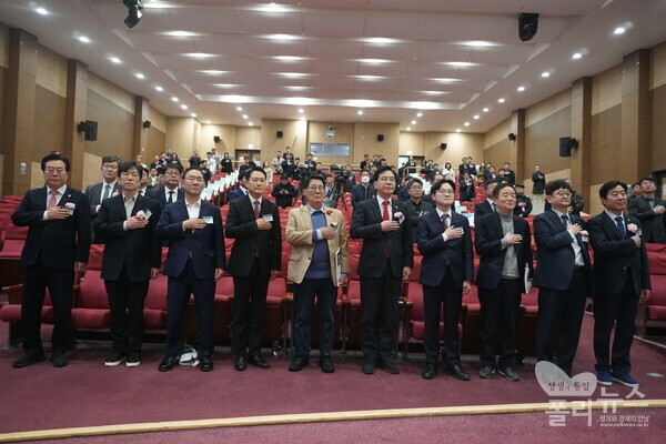 폴리뉴스·상생과통일포럼이 주최한 제25차 포럼은 '한국경제의 승부수, 자동차·반도체+신성장 산업'을 주제로 11월 21일 서울 여의도 국회 의원회관에서 성황리에 개최됐다. 포럼 기조연설자인 김정관 산업부 장관을 비롯해 패널들, 국민의힘 지도부와 여야 국회의원들, 폴리뉴스 김능구 대표, 상생과통일포럼 공동대표인 주호영 국회부의장과 박지원 더불어민주당 의원이 함께 국민의례에 임하고 있다. [사진=폴리뉴스 이준수 PD]