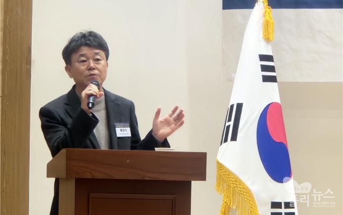 배대식 한국드라마제작사협회 대표가 [2025 폴리뉴스·상생과통일포럼 제25차 포럼]에서 "한국 드라마가 처한 현실은 화려함 속에 그림자가 있다"고 강조하고 있다. [사진=폴리뉴스]