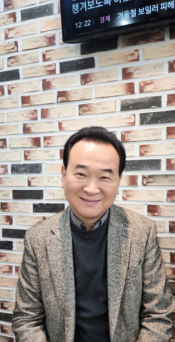 광양읍 식당에서 만난 이기현 혁신위원장[사진=폴리뉴스]