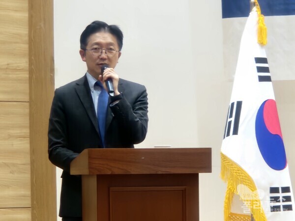 HD현대 김형택 상무가 '2025 폴리뉴스·상생과통일포럼 제25차 포럼'에서 K-조선 발전 전략에 대해 설명하고 있다. [사진=이준수 폴리뉴스 PD]