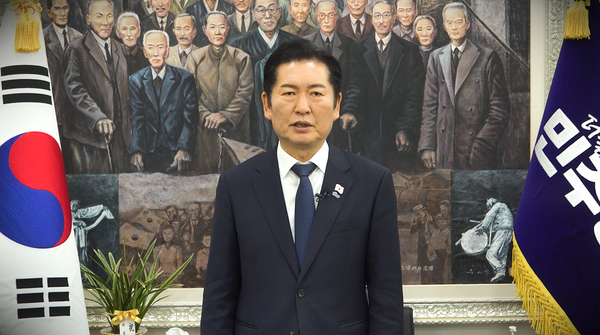 정청래 더불어민주당 대표가 21일 폴리뉴스·상생과통일포럼 제25차 포럼 영상 축사에서 "세계적으로 불확실성의 시대를 걱정하고 있지만 우리 경제는 위기를 극복하고 새로운 돌파구를 마련하고 있다"고 말했다. [사진=의원실 제공 영상 캡쳐]