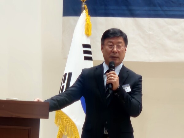 이재국 한국제약바이오협회 부회장이 [2025 폴리뉴스·상생과통일포럼 제25차 포럼]에서 제약바이오 산업을 국가 안보 차원에서 접근해야 한다고 강조하고 있다. [사진=폴리뉴스]