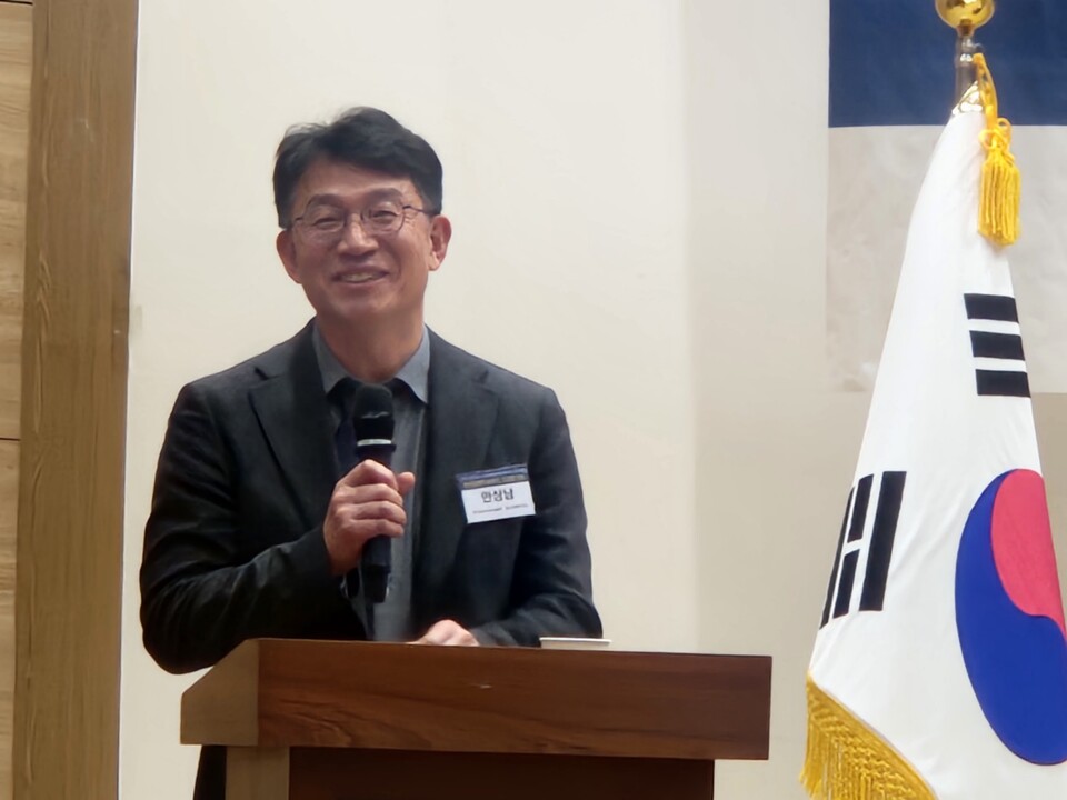한국방위산업진흥회 안상남 방산진흥본부장이 '2025 폴리뉴스·상생과통일포럼 제25차 포럼'에서 K-방산의 현황과 미래 전략에 대해 말하고 있다. [사진=권은주 기자]