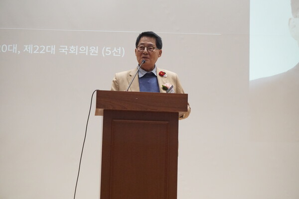 "기술을 혁신하고 융합을 통한 고부가가치의 신성장산업을 키워야 기업도 살고, 국가 경제도 살고, 무엇보다도 국민이 행복하게 살 수 있다"고 말했다.