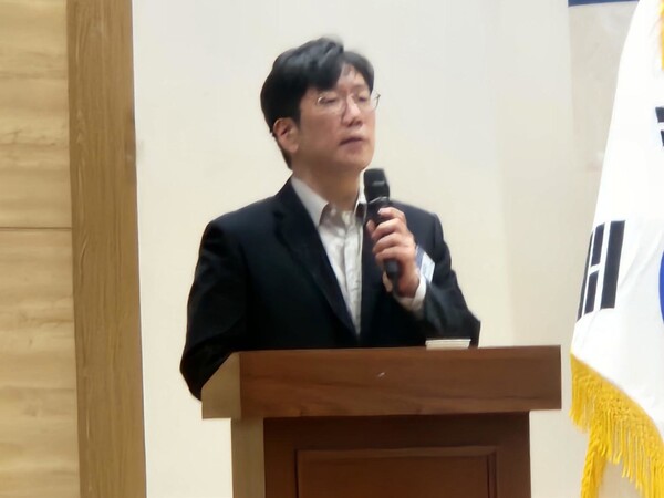 성낙호 네이버 클라우드 총괄 전무가 [2025 폴리뉴스·상생과통일포럼 제25차 포럼]에서 'AI의 시대, 우리의 대응 전략'에 대해 이야기 하고 있다. [사진=폴리뉴스]