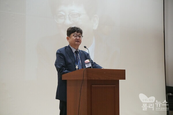 김능구 폴리뉴스 대표 겸 상생과통일포럼 상임운영위원장은 "여야가 겨루면서 협력하면서 새로운 세상 만드는데 함께 하길"이라고 개회사에서 밝혔다.. [사진=폴리뉴스]