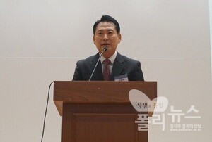 장동혁 국민의힘 대표가 21일 국회 의원회관 대회의실에서 열린 2025 폴리뉴스·상생과통일포럼 제25차 산업포럼에서 축사를 하고 있다. [사진=폴리뉴스]
