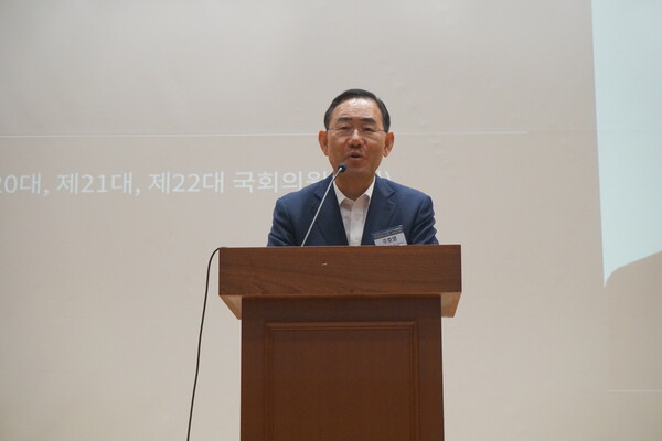 상생과통일포럼 공동대표인 주호영 국회부의장이 21일 폴리뉴스·상생과통일포럼 제25차 포럼에서 "신성장 산업으로의 과감한 전환만이 기업의 성장 잠재력을 키우고, 대한민국 경제의 역동성을 다시 세울 수 있다"고 강조했다. [사진=이준수 폴리뉴스 PD]