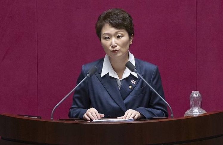 이언주 민주당 최고위원이 21일 '당원 1인1표제'에 대한 전당원투표 결과에 대해 공개 비판했다. [사진=연합뉴스]