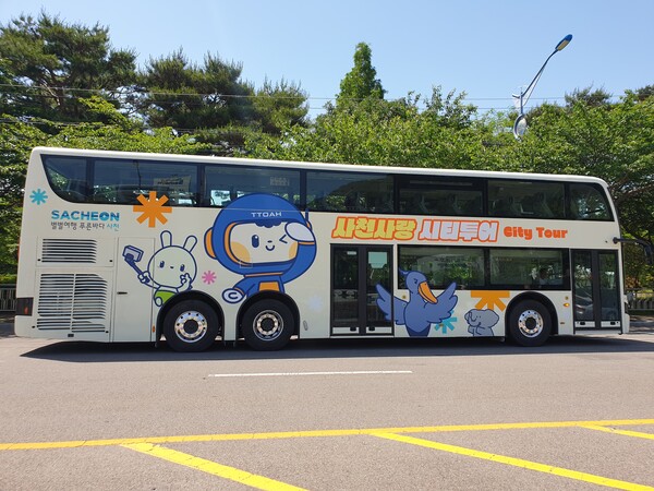 사천사랑 시티투어 2층 버스(제공=사천시)