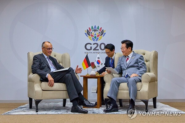 이재명 대통령과 프리드리히 메르츠 독일 총리가 22일(현지시간) 남아프리카공화국 요하네스버그 나스렉 엑스포센터에서 정상회담을 하고 있다.  [사진=연합뉴스]
