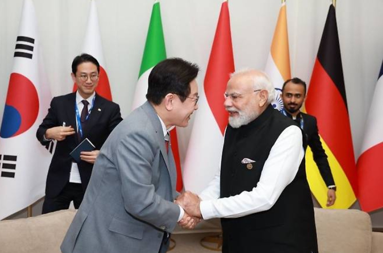 이재명 대통령과 인도 모디 총리 양 정상은 22일(현지시간) 오후 약식 정상회동을 가졌다. [사진=G20 조직위 제공]