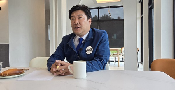 오하근 민주당 전 순천시장 후보가 남도언론인협회와 인터뷰를 하고 있다[사진=남도언론인협회]