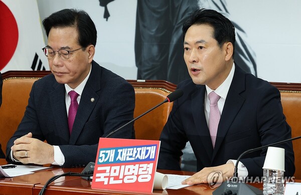 국민의힘 장동혁 대표가 24일 서울 여의도 국회에서 열린 최고위원회의에서 발언하고 있다. 왼쪽은 송언석 원내대표 [사진=연합뉴스]