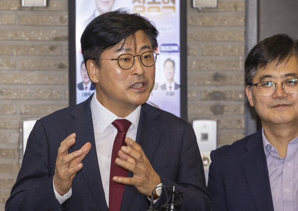 장동혁 국민의힘 대표와 조국 조국혁신당 대표의 대장동 항소포기 토론이 성사된 것과 관련해 김종혁 전 국민의힘 최고위원은 24일 라디오 인터뷰에서 "조국 대표가 참 애쓴다 싶다. 한 대표와 토론은 겁나는데 장 대표는 만만해 보이나"라고 말했다. [사진=연합뉴스]