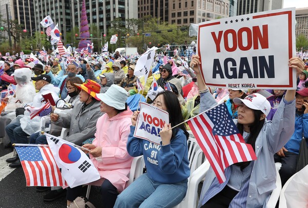 지난 4월19일 자유통일당이 서울 종로구 동화면세점 인근에서 연 '국민저항권 광화문국민대회'에서 참가자들이 손팻말을 들고 구호를 외치고 있다. [사진=연합뉴스]