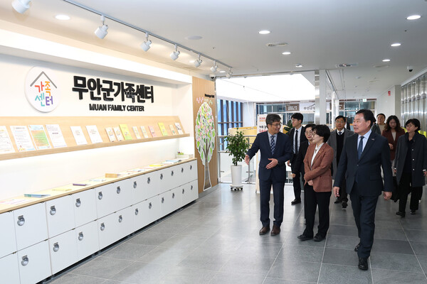 무안군가족센터를 방문한 원민경 성평등가족부장관(사진제공=무안군)