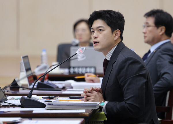 국민의힘 김용태 의원이 지난 달 22일 전북대에서 열린 국회 교육위원회 국정감사에서 질의하고 있다. [사진=연합뉴스]